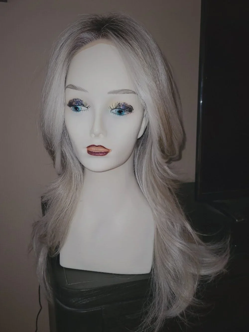 NWT MEL Ash blonde 20 inch long wig